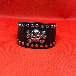 Yik Fung black leather skull bracelet